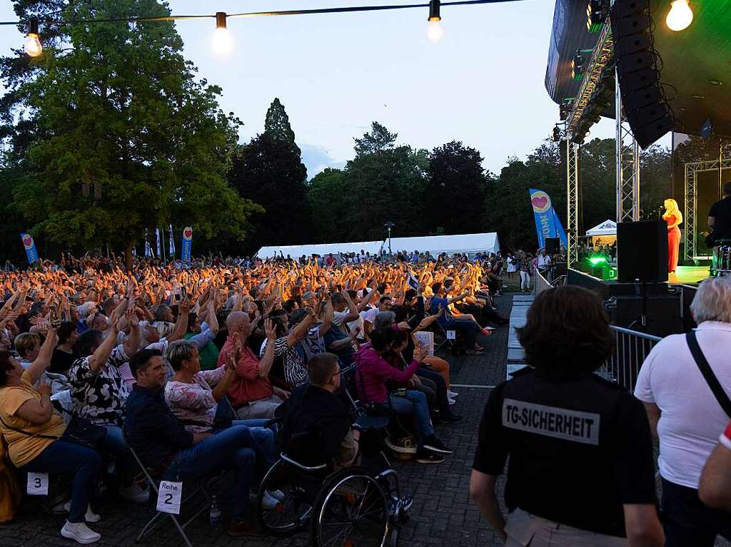 Beatrice Egli und ihre Band sowie Reiner Kirsten erfllten alle Wnsche der Schlagerfans beim Open Air in Bad Krozingen.