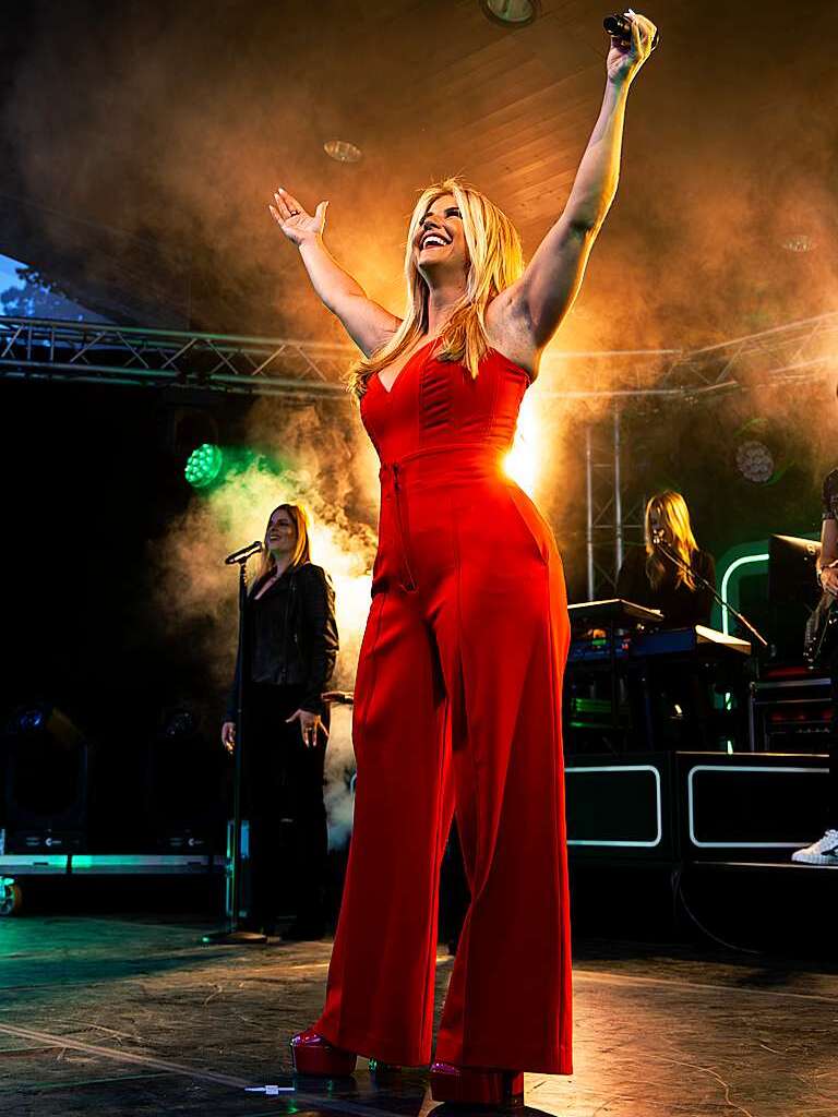 Beatrice Egli und ihre Band sowie Reiner Kirsten erfllten alle Wnsche der Schlagerfans beim Open Air in Bad Krozingen.