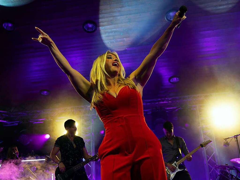 Beatrice Egli und ihre Band sowie Reiner Kirsten erfllten alle Wnsche der Schlagerfans beim Open Air in Bad Krozingen.