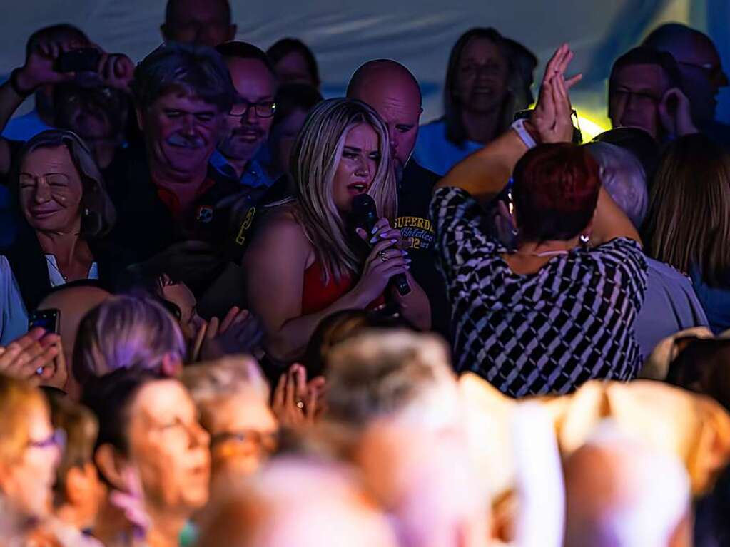 Beatrice Egli und ihre Band sowie Reiner Kirsten erfllten alle Wnsche der Schlagerfans beim Open Air in Bad Krozingen.