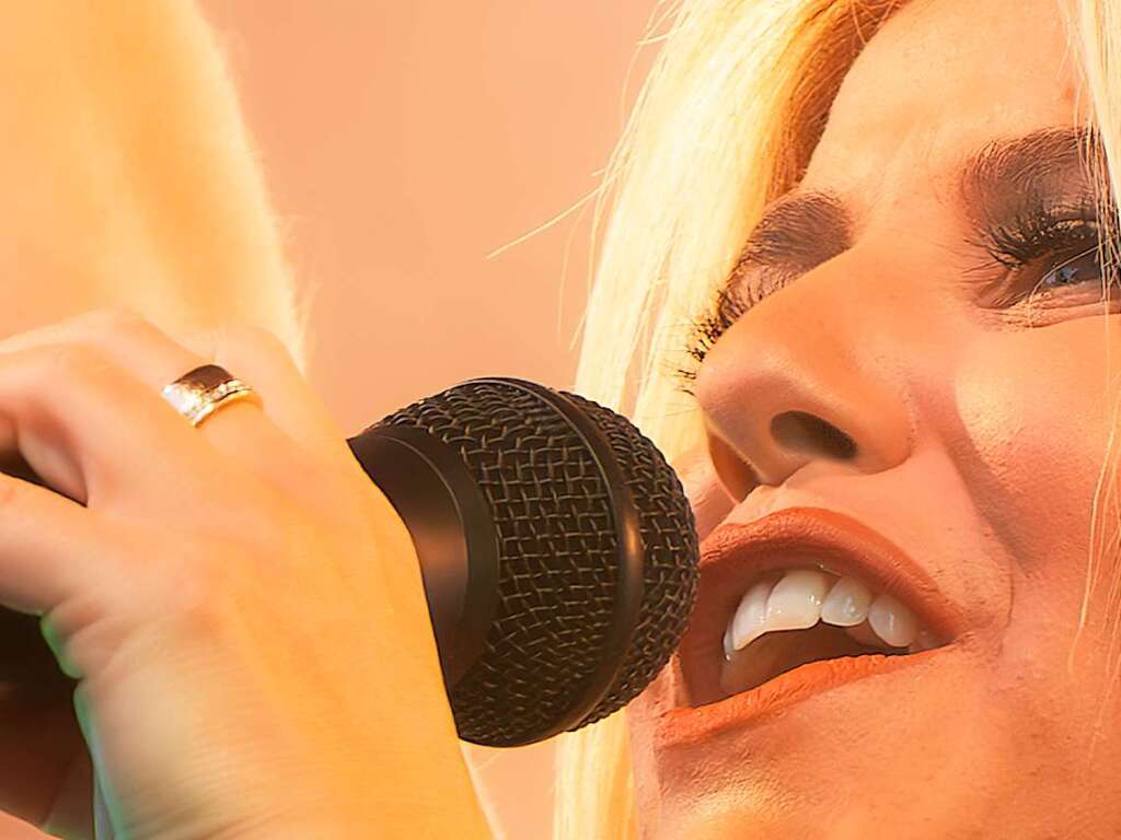 Beatrice Egli und ihre Band sowie Reiner Kirsten erfllten alle Wnsche der Schlagerfans beim Open Air in Bad Krozingen.