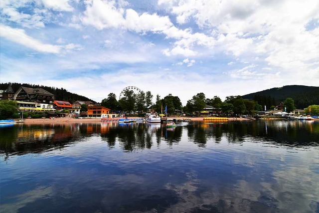 Blick vom See auf den Ort  | Foto: Kathrin Blum