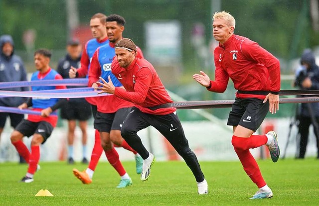 Die SC-Spieler Lucas Hler und Matthia...durch die Trainingsbnder zu sprinten.  | Foto: Achim Keller