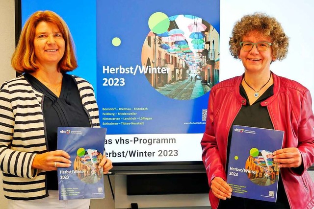 Claudia Reichmann (links) und Karin Ha...neue Programm der Volkshochschule vor.  | Foto: Eva Korinth