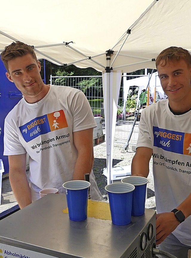 Fllen gerade Becher fr das Beerpongt... Marvin Lauber (links) und Tom Pelzer.  | Foto:  Viktoria Bumle