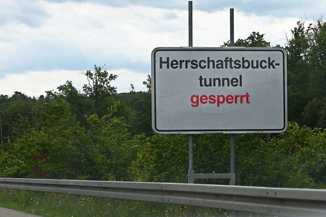 Ein Schild verweist auf die Sperrung.  | Foto: Jonas Hirt