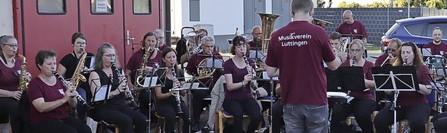 Der Musikverein Luttingen prsentierte  seine neuen weinroten T-Shirts.   | Foto: Michelle Gntert