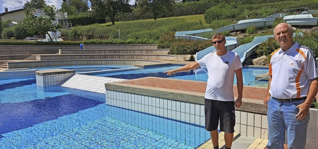 Sebastian und Dieter Gleichauf zeigen ...en das Albbrucker Schwimmbad zusammen.  | Foto: Sebastian Ridder