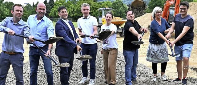 Gemeinsamer Spatenstich fr den neuen Allwetterplatz in Denzlingen   | Foto: Markus Zimmermann