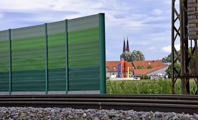 Eine Lrmschutzwand wie hier an der Rh...icht geben, beschloss der Gemeinderat.  | Foto: Siegfried Gollrad