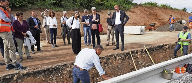 Bauleiter Marcus Walter erlutert auf ...tem fr Amphibien aus Betonbauteilen.   | Foto: Michael Haberer