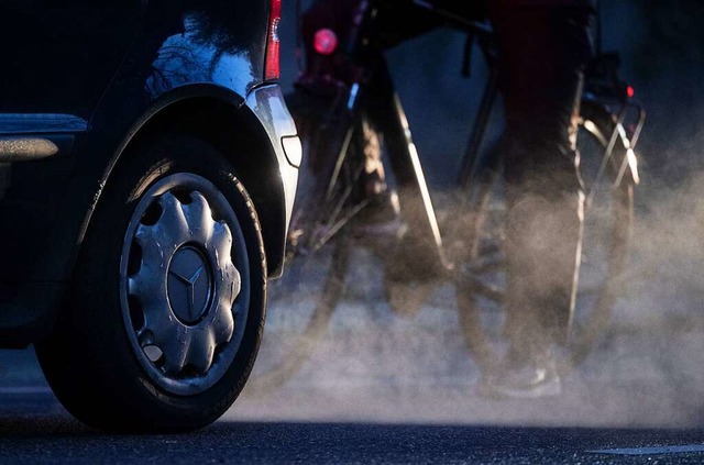 Die Abgase eines Dieselautos im Straenverkehr  | Foto: Marijan Murat (dpa)