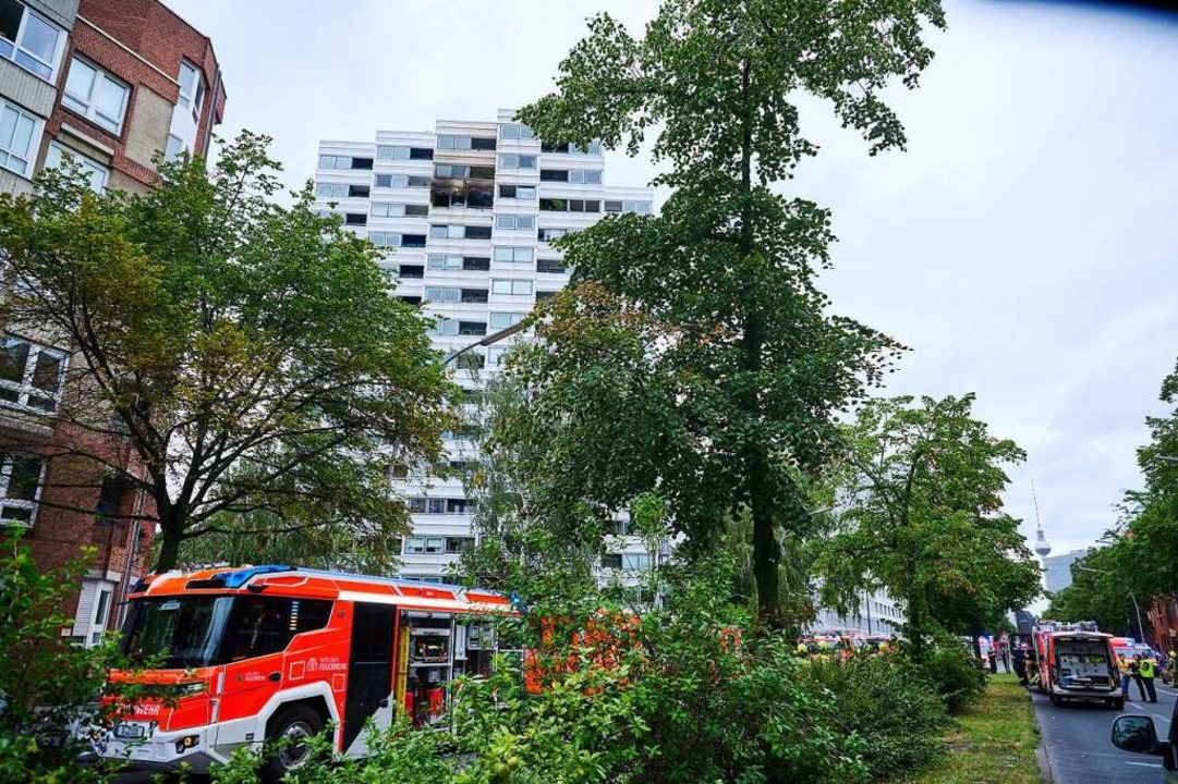 Feuer Im Hochhaus: Zwei Menschen Springen In Berlin In Den Tod ...