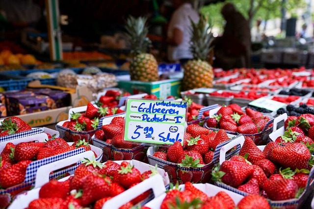 Die Erdbeeren bleiben verhltnismig ... ber dem Durchschnitt der Eurolnder.  | Foto: Sven Hoppe