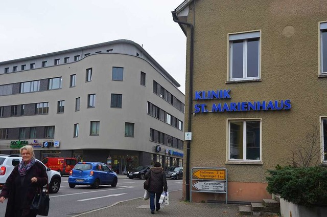 Alt neben Neu: Die Klinik im Marienhau...t begonnen, links das neue rztehaus.   | Foto: Axel Kremp