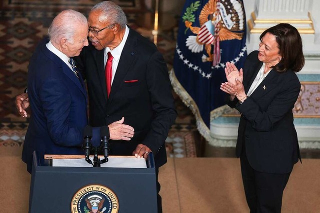 US-Prsident Biden mit Reverend Wheele...chtung des neuen nationalen Monuments.  | Foto: WIN MCNAMEE