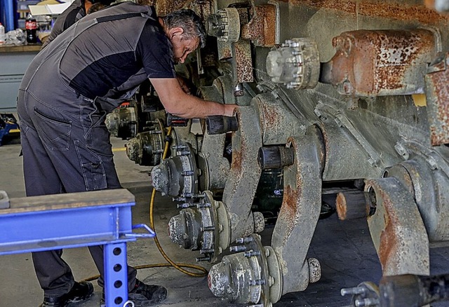 Ein Mitarbeiter von Rheinmetall untersucht Teile eines Leopard-Panzers.   | Foto: AXEL HEIMKEN