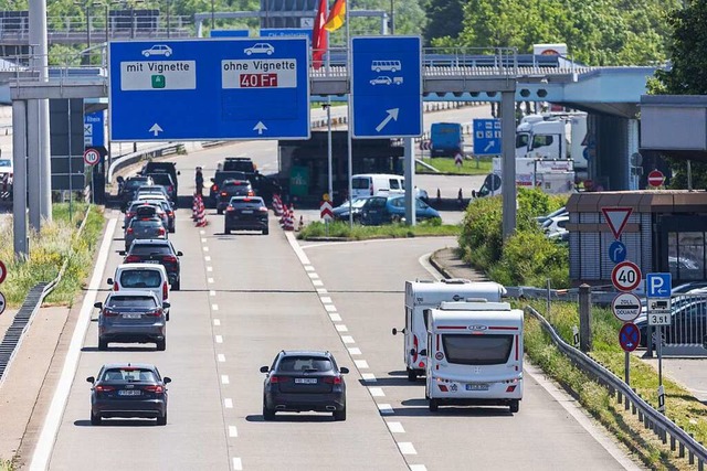 Knftig gibt es die Vignetten fr die Schweiz auch digital.  | Foto: Philipp von Ditfurth