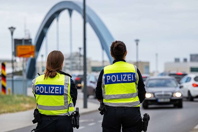 Polizisten an der deutsch-polnischen Grenze  | Foto: Hannes P Albert