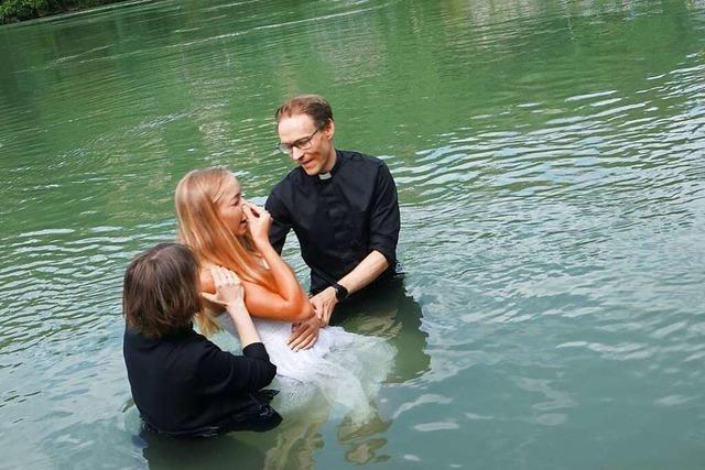 Ein Bad verndert das Leben – in Laufenburg kann man sich im Rhein taufen lassen