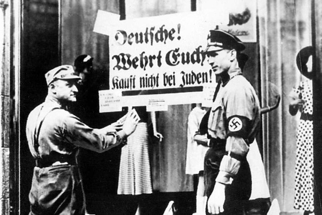 1933: Nazis kleben ein volksverhetzend...sterscheibe eines jdischen Geschfts.  | Foto: A0009 dpa