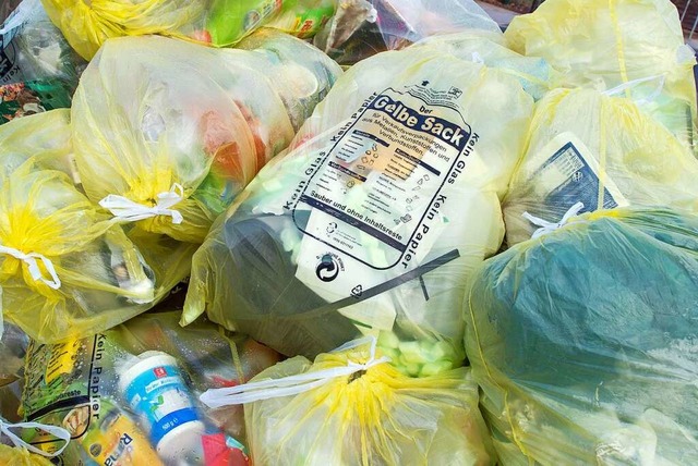 Im Gelben Sack landet, was an Verpackungsmll anfllt. Das wird immer mehr.  | Foto: Patrick Pleul (dpa)