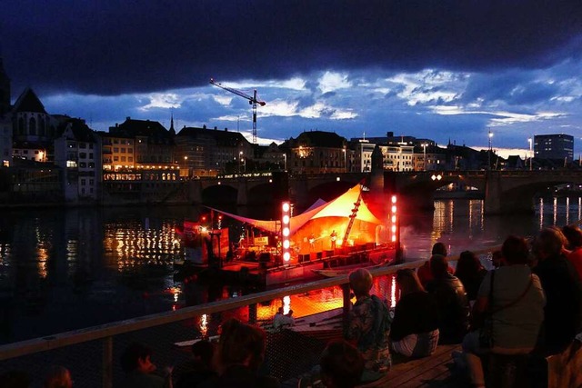 Musik auf dem Fluss: Oberhalb der Mitt... geht das Basler Kulturflo vor Anker.  | Foto: Leon Ziegler