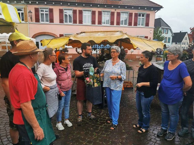 Großes Lob für Marina Betzle (Dritte v...Sommerpause von den Standbeschickern. | Foto: Sandra Decoux Großes Lob für Marina Betzle (Dritte v...Sommerpause von den Standbeschickern. | Foto: Sandra Decoux