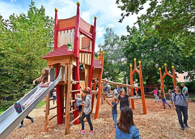 Vom Start weg bestens genutzt war der neu gestaltete Spielplatz in Rieselfeld.  | Foto: Michael Bamberger