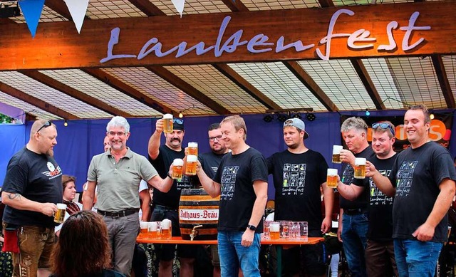 Nach gelungenem Fassanstich prosteten ...ren und Festwirte des Laubenfestes zu.  | Foto: Marianne Bader