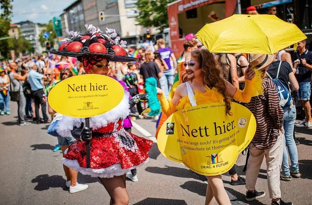 Bunt gekleidet sind zum Christopher St...tumzugs in der Stuttgarter Innenstadt.  | Foto: Christoph Schmidt (dpa)