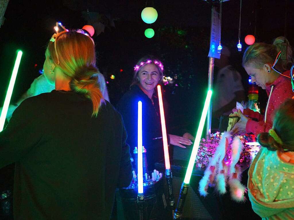 Leuchtende Accessoires waren der Renner beim Lichterfest.