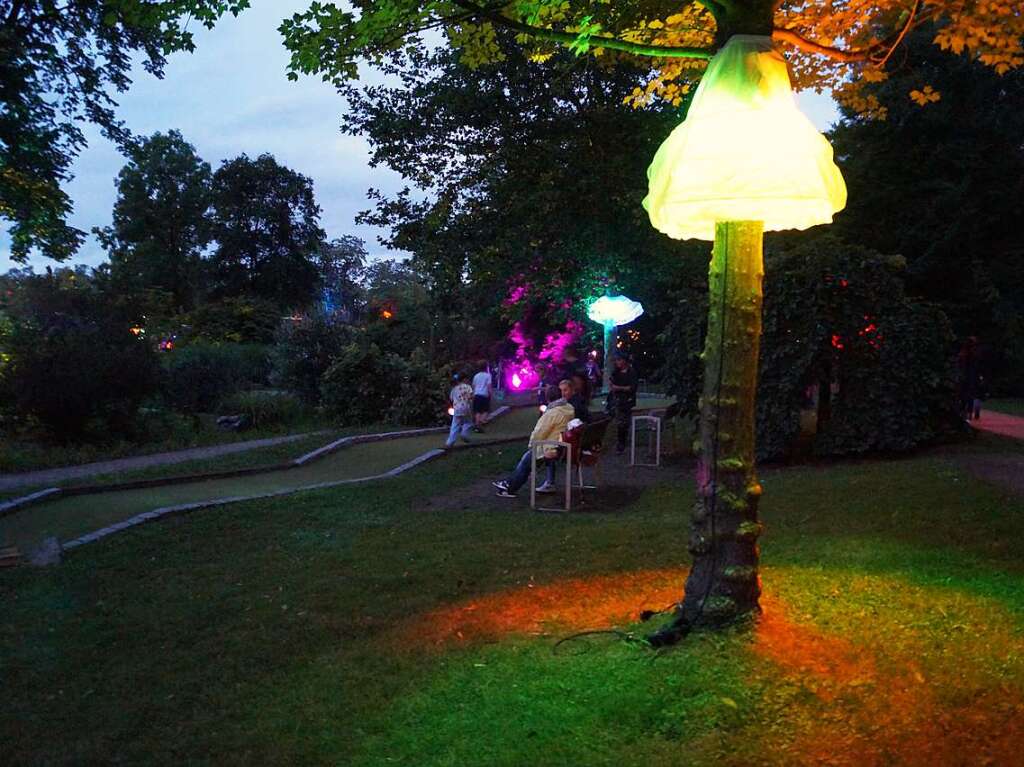 Mit illuminierten Bumen und Lichtinstallationen wirkte der Kurpark wie verzaubert.