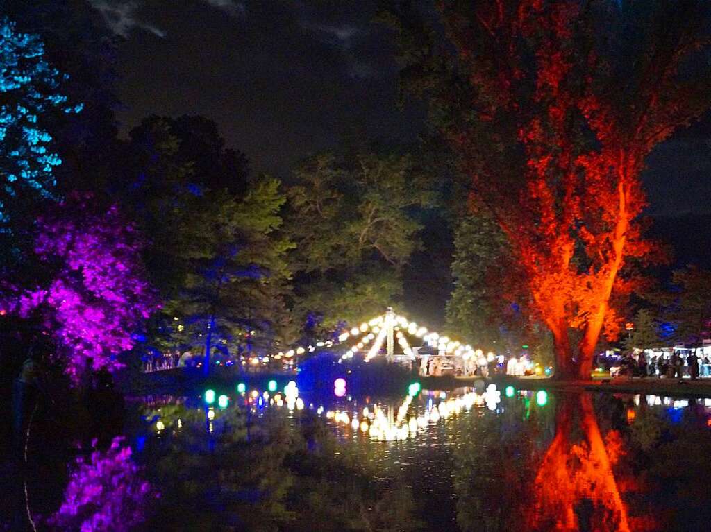 Die gespiegelten Lichter im Kurparkteich boten ein romantisches Bild.