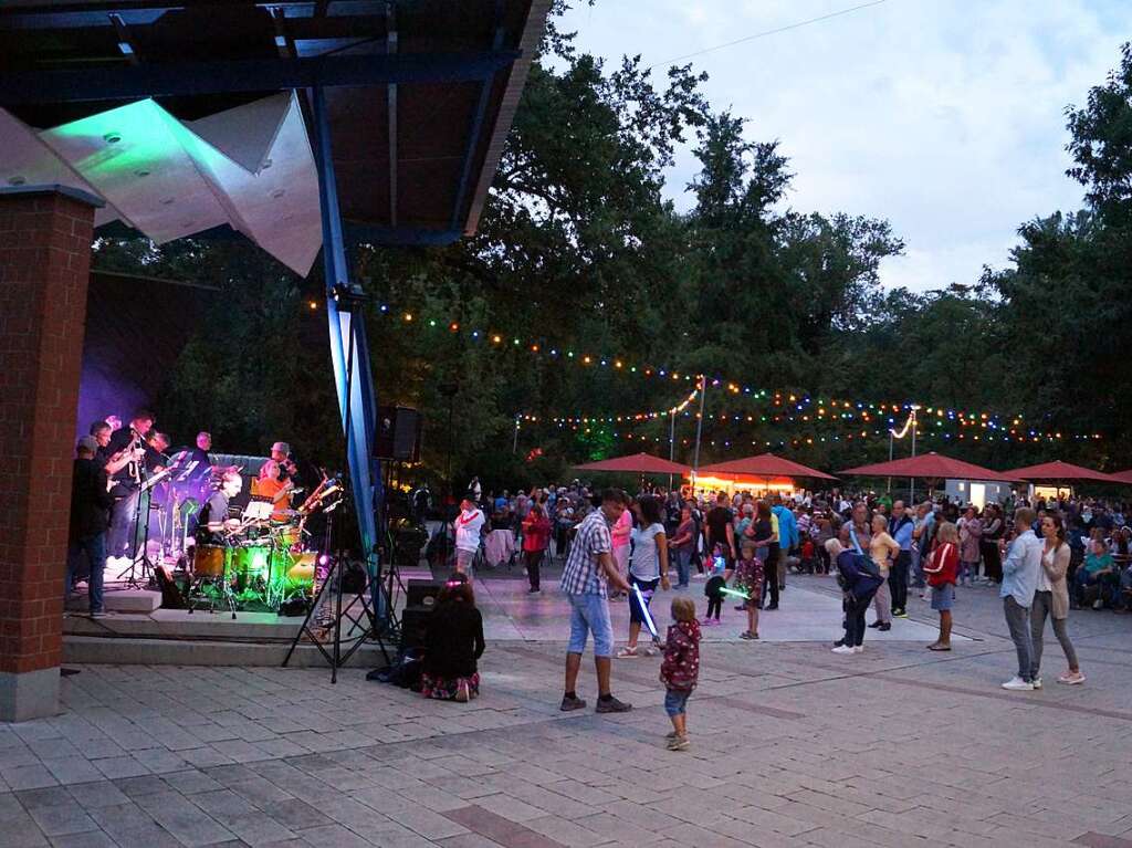 In der Konzertmuschel spielten „Die Reblnder“ zu Beginn des Lichterfests zum Tanz auf.