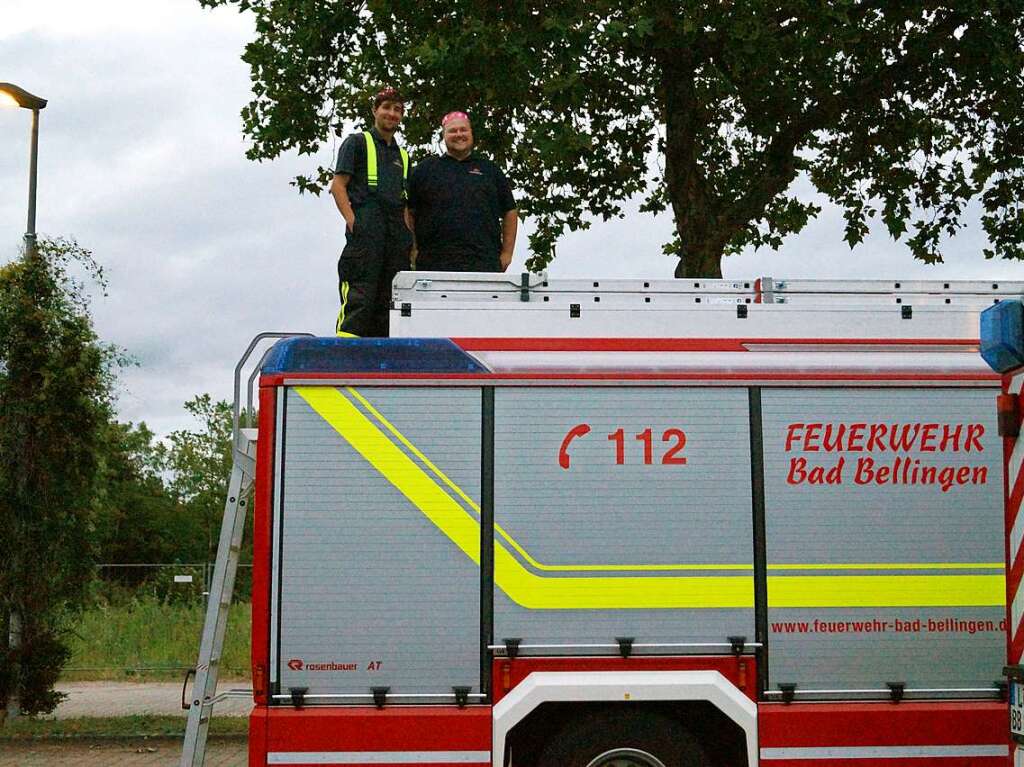 Auch Bad Bellingens Feuerwehrleute leuchteten mit gelben Signalstreifen – zu dieser Zeit beim Busparkplatz.