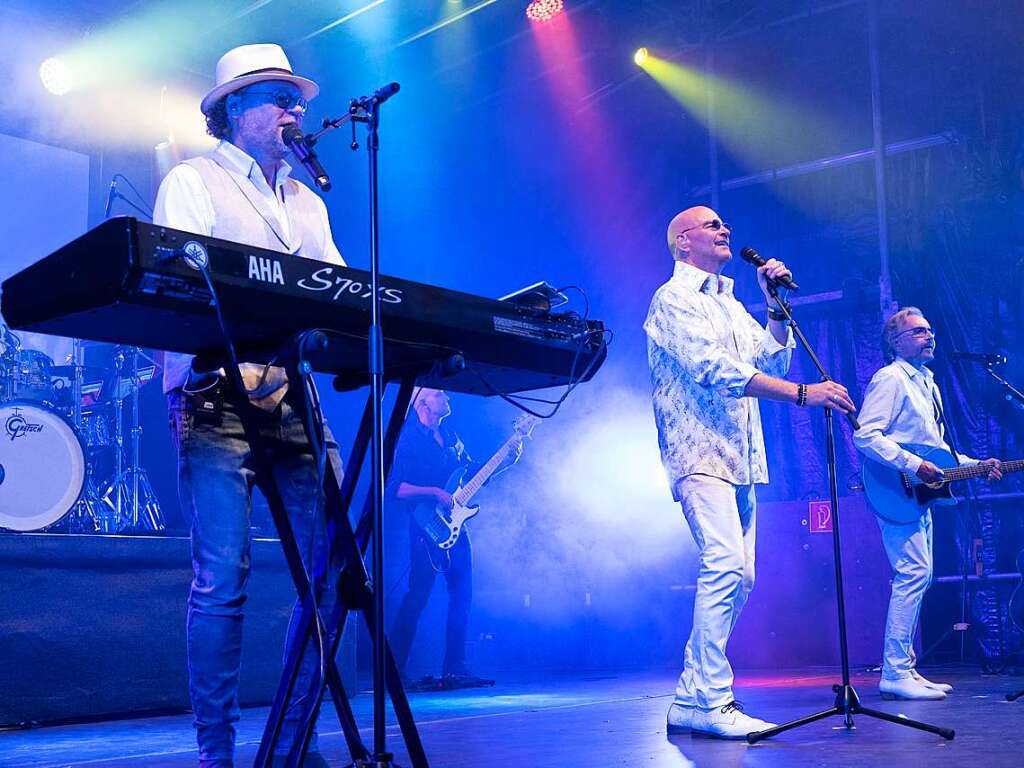 Die Tributeband Night Fever brachte die Hits der Bee Gees nach Mllheim.