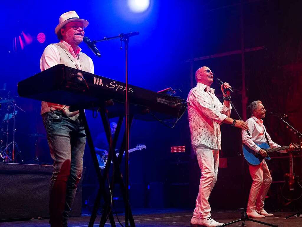 Die Tributeband Night Fever brachte die Hits der Bee Gees nach Mllheim.