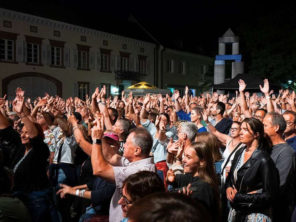 Ausgelassen ging das Publikum bei der Musik der Coverband mit.