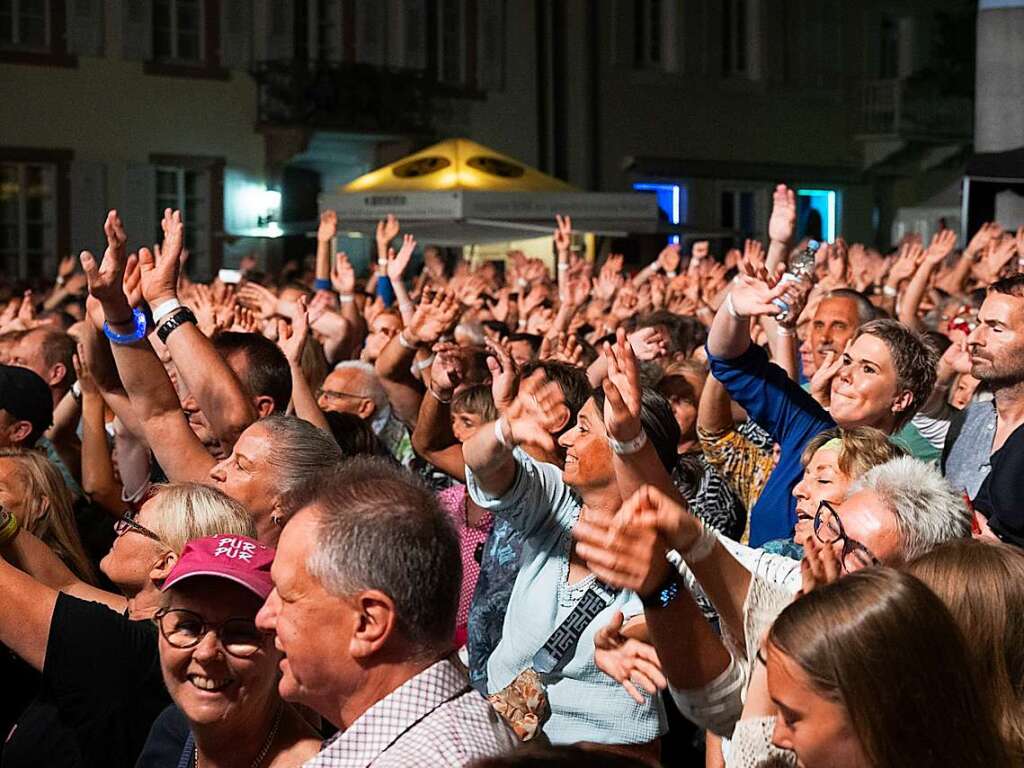 Ausgelassen ging das Publikum bei der Musik der Coverband mit.