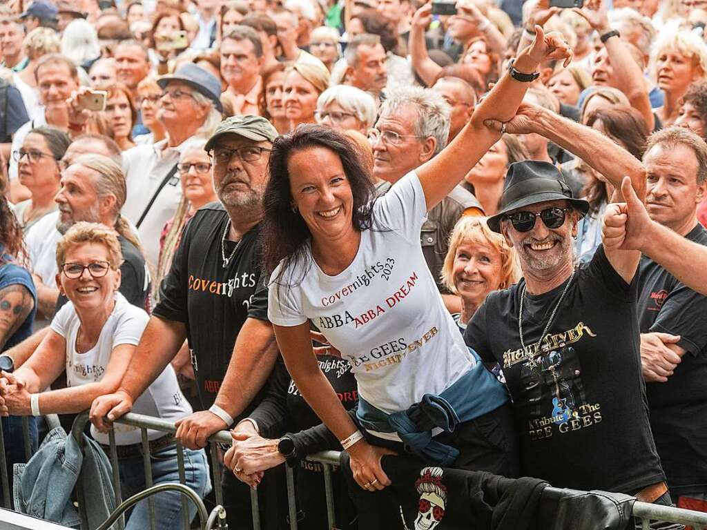 Ausgelassen ging das Publikum bei der Musik der Coverband mit.