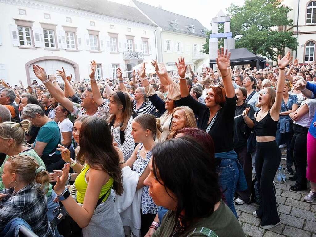 Ausgelassen ging das Publikum bei der Musik der Coverband mit.