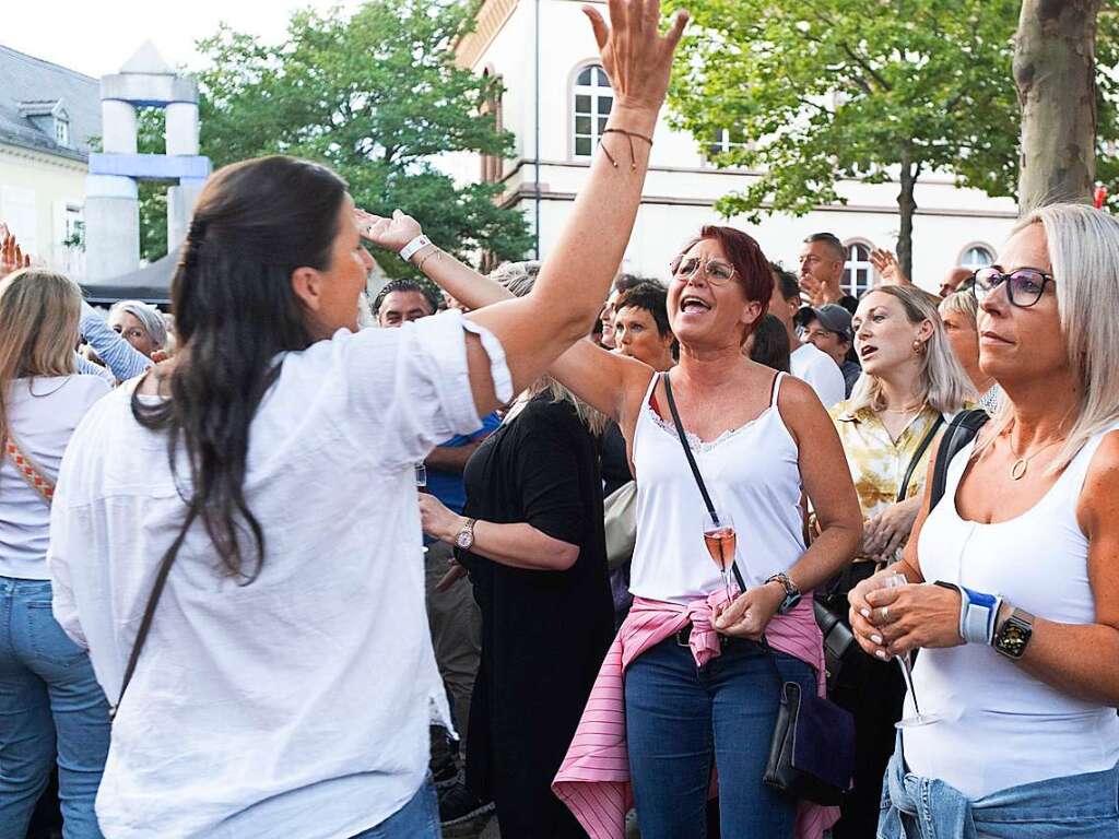 Ausgelassen ging das Publikum bei der Musik der Coverband mit.