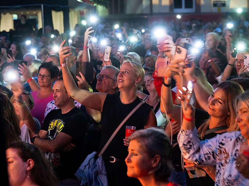 Ein Lichtermeer aus Handylampen erstrahlte bei einer Ballade von Ed Sheeran.