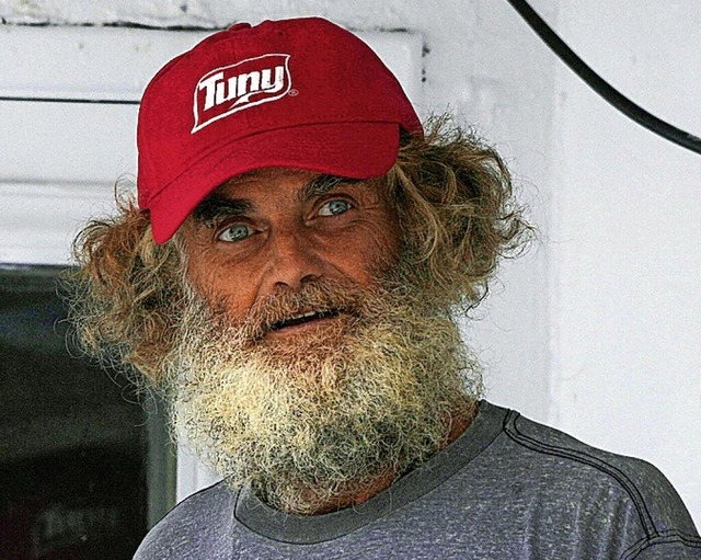 Tim Shaddock und sein Hund berlebten drei Monate auf dem Meer.  | Foto: Fernando Llano (dpa)