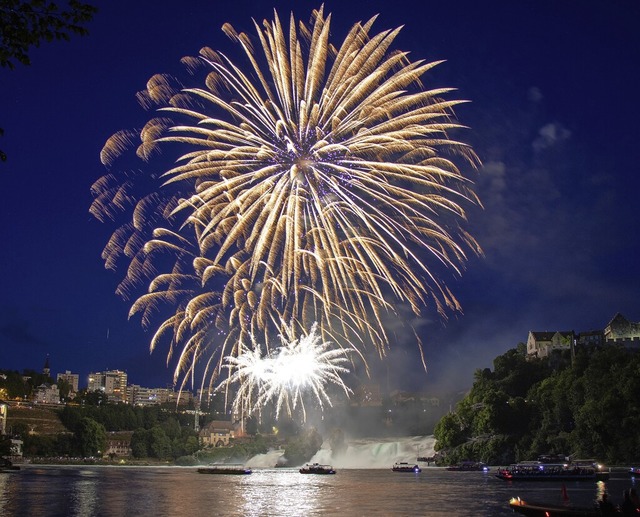 Am 31. Juli gibt es zum Schweizer Nati...werk ber dem Rheinfall wie hier 2019.  | Foto: Peter Rosa