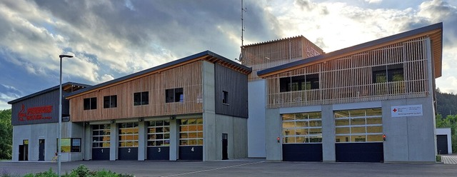 Das neue Rettungszentrum an der Strae...uerwehr, rechts ist die Rettungswache.  | Foto: Tobias Winterhalter