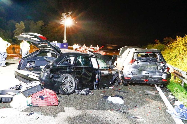 Zwei Fahrzeuge stehen an der Unfallste...zt, darunter auch ein 5-jhriges Kind.  | Foto: Waldemar Gress (dpa)