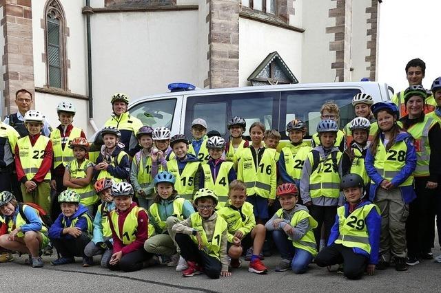 30 Kinder machen eine Radtour mit der Polizei