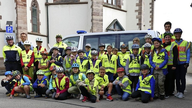 Sicherheit geht vor: Auch beim Gruppen...ie Kinder Warnwesten und Fahrradhelme.  | Foto: Polizeiprsidium Freiburg